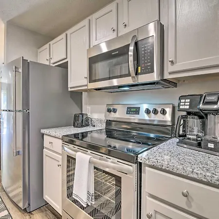 Pet-Friendly Branson Condo With Shared Pool!